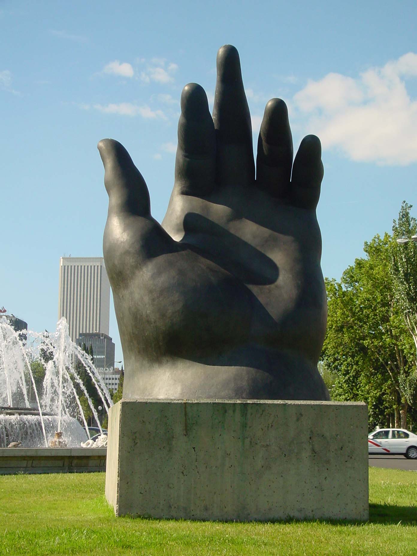 La Mano de Botero (Madrid)